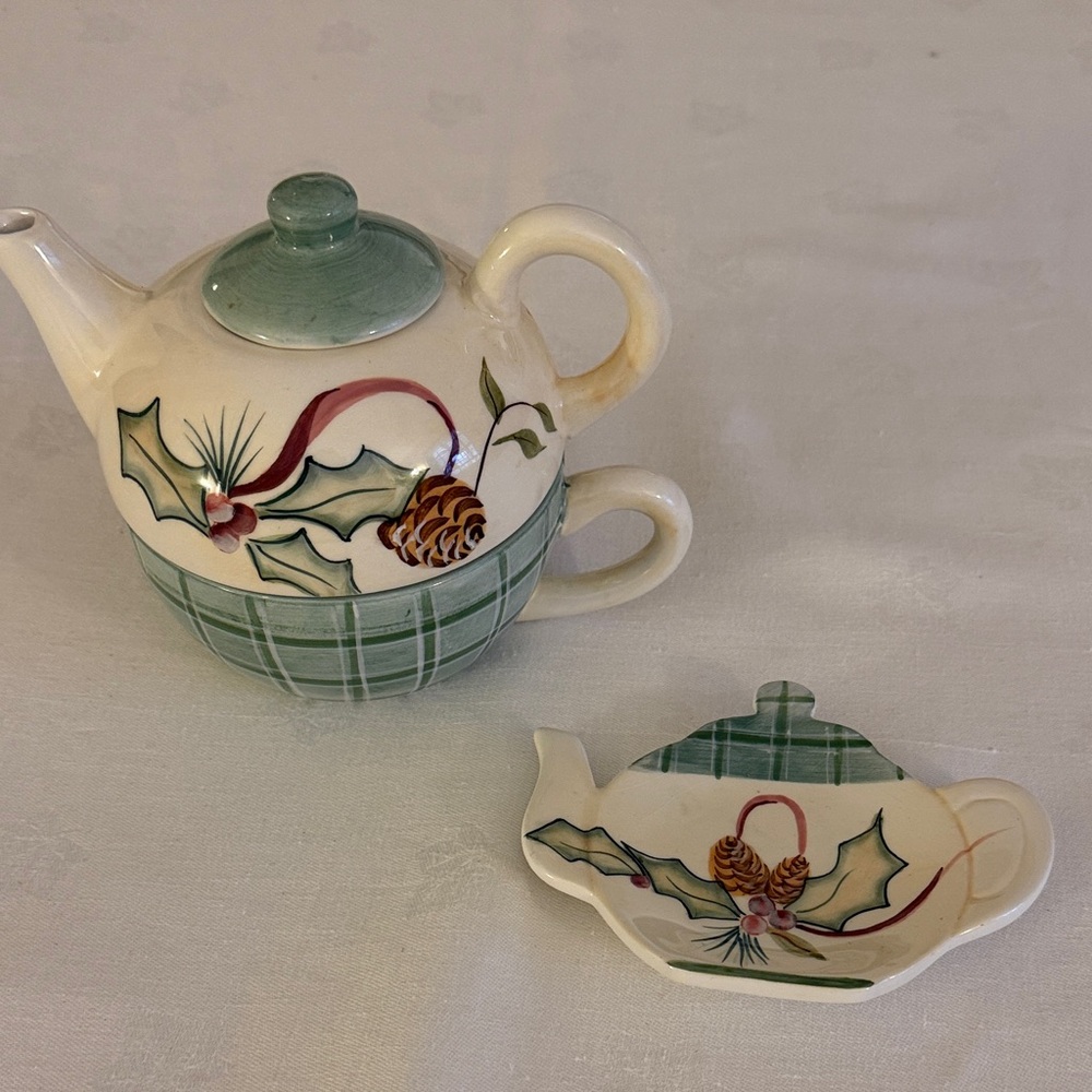 Festive Tea for 2 with Holly Design and tea bag holder